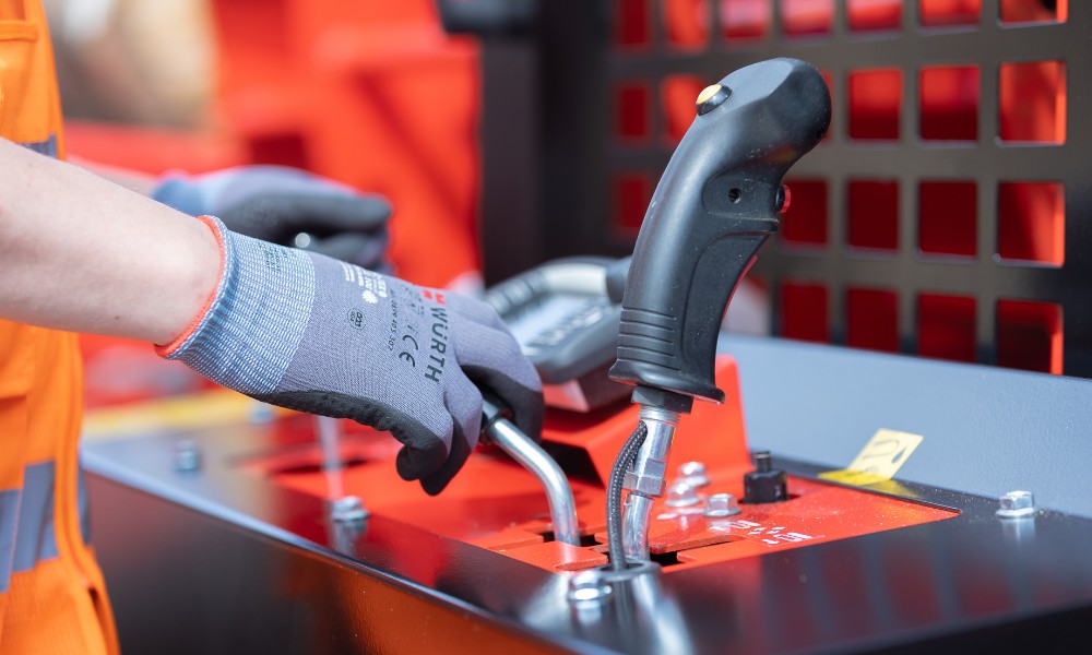 One person firewood factory